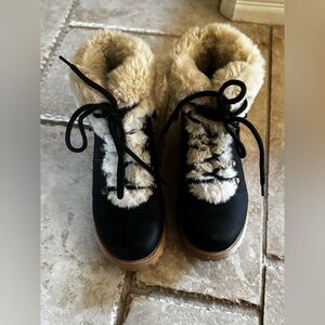 Kids Tahari Black and Cream Fur-Lined Boots, size 1
